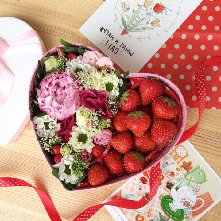 Бокс с клубникой и цветами в Ярославле