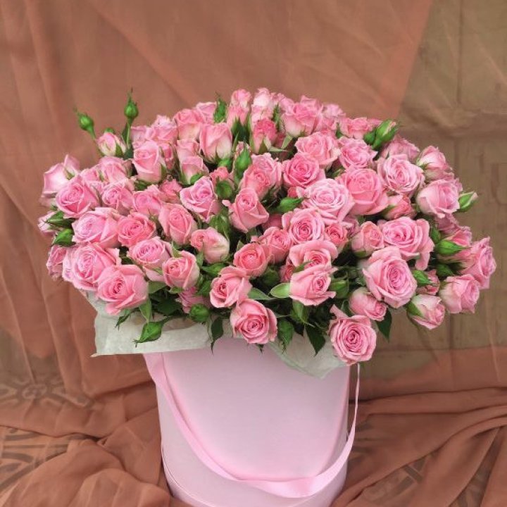 Кустовые розы в коробке в Ярославле