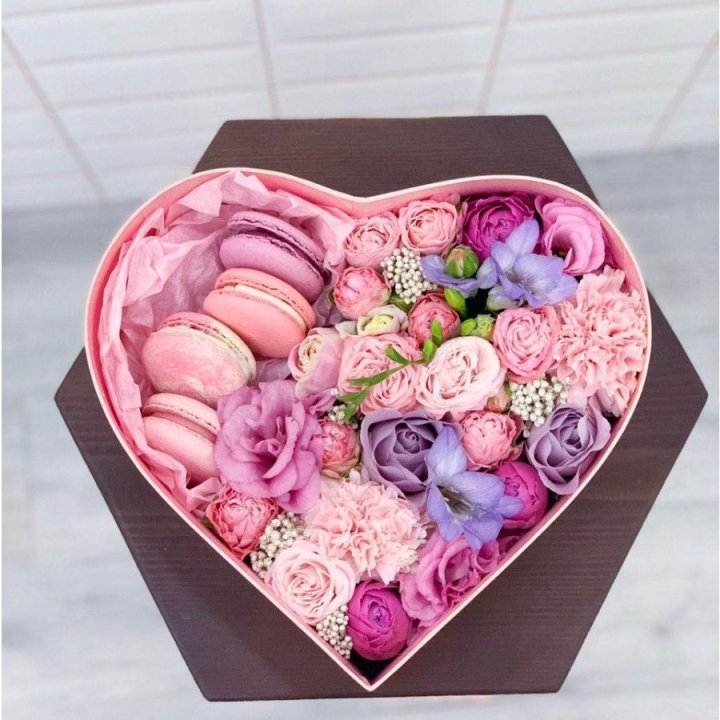 Бокс-сердце с макаронс  в Ярославле