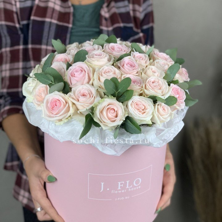 35 розовых роз в цилиндре в Ярославле