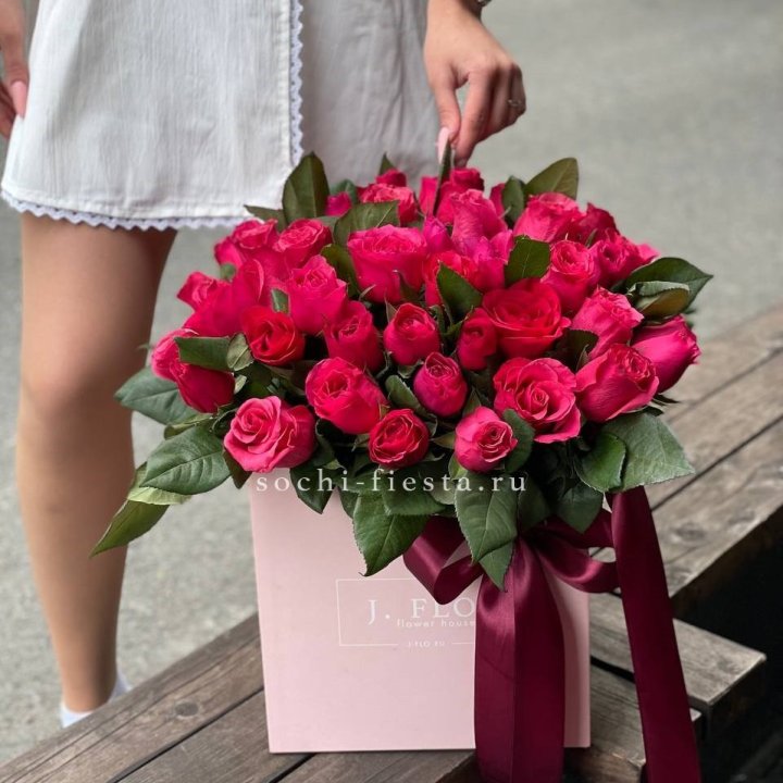 55 алых роз в кубе в Ярославле