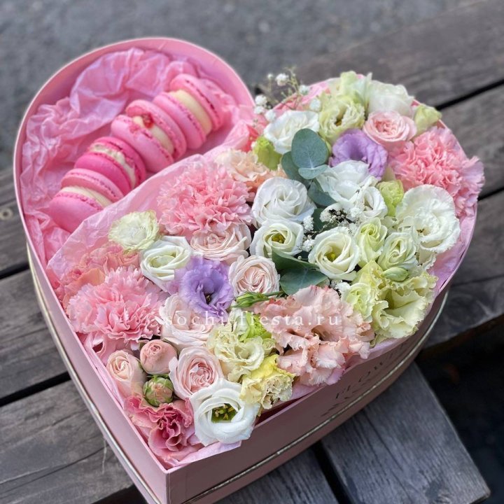 Бокс-сердце с макарон "Пинк" в Ярославле