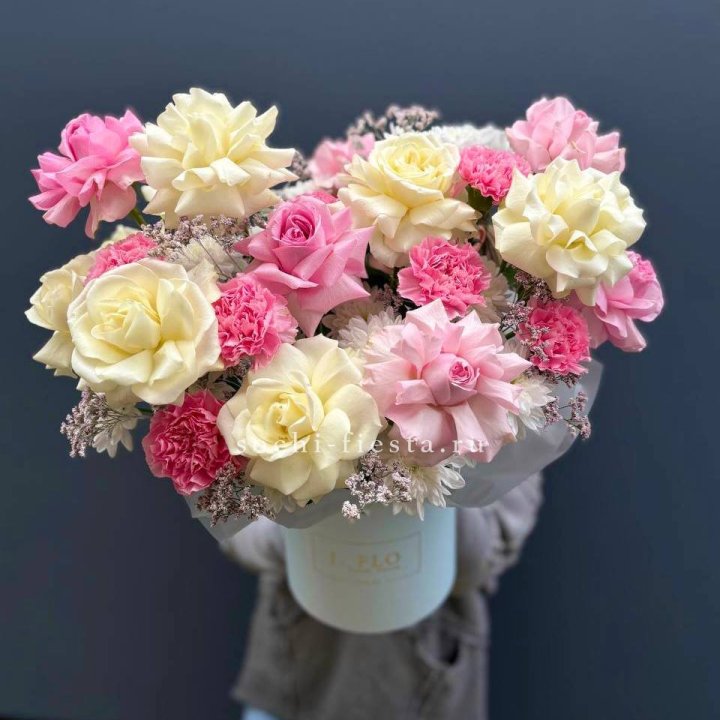 Коробка французских роз и диантусов "Бони" в Ярославле