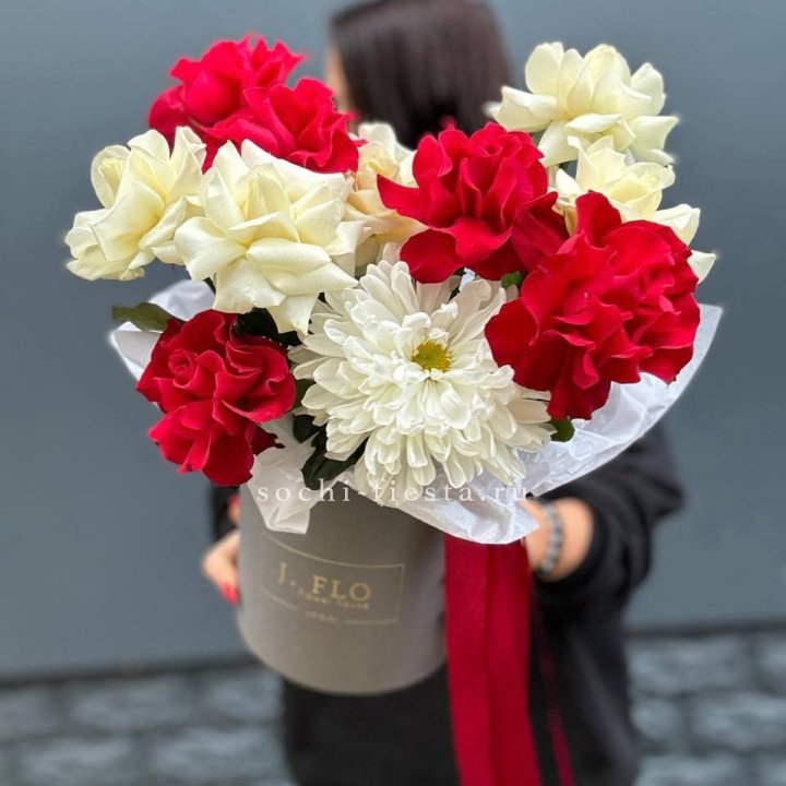 Французские розы с хризантемой в боксе в Ярославле