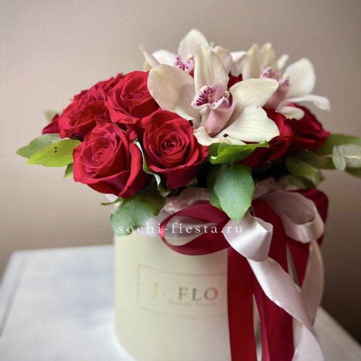 Розы и орхидеи в боксе в Ярославле