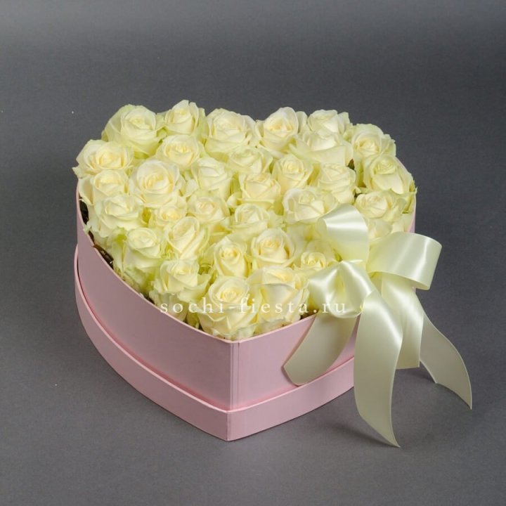 35 белых роз в коробке "Сердце" в Ярославле