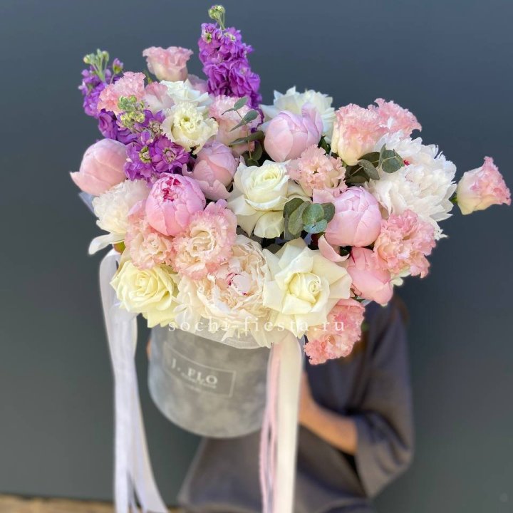 Дизайнерский цилиндр с пионами "Ривьера" в Ярославле