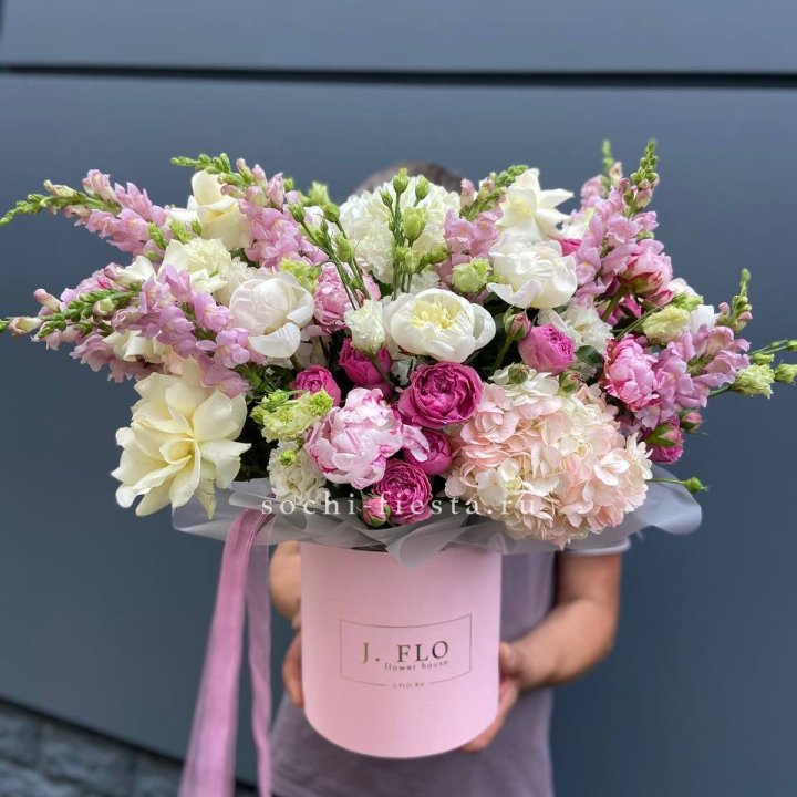 Дизайнерский цилиндр с пионами "Саманта" в Ярославле