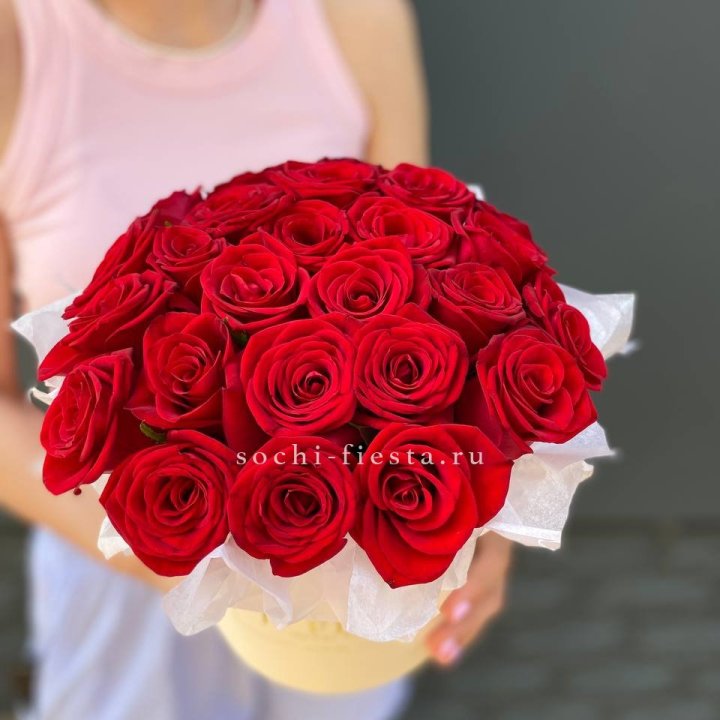 Красные розы в цилиндре в Ярославле