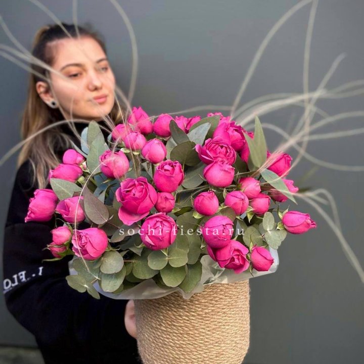 Пионовидные розы Мисти Бабблс в джутовом кашпо в Ярославле