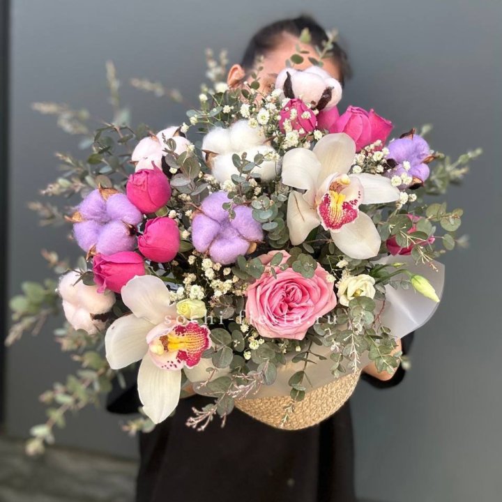 Орхидея и розы в джутовом кашпо в Ярославле