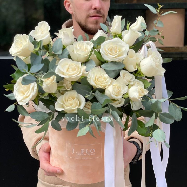 41 белая роз в бархатном боксе в Ярославле