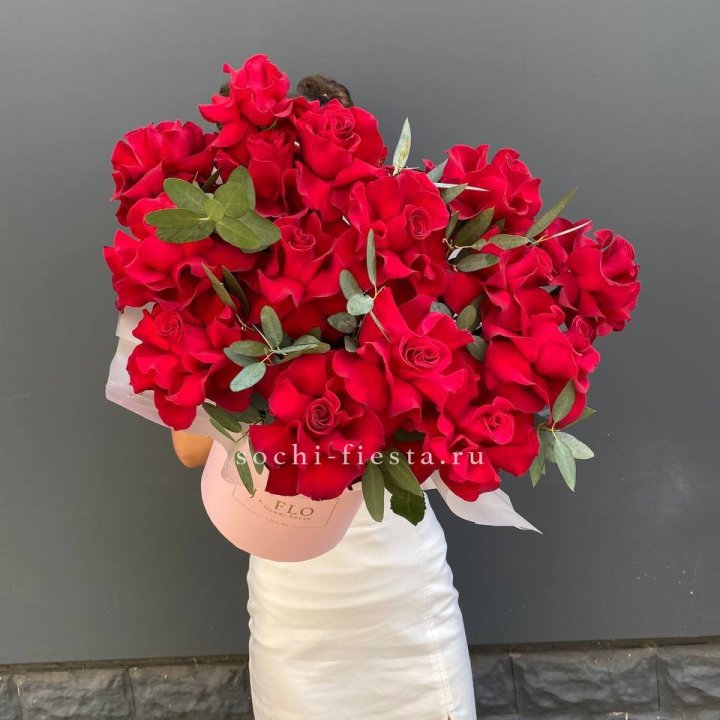 Бокс из 17 французских роз с доставкой в Ярославле