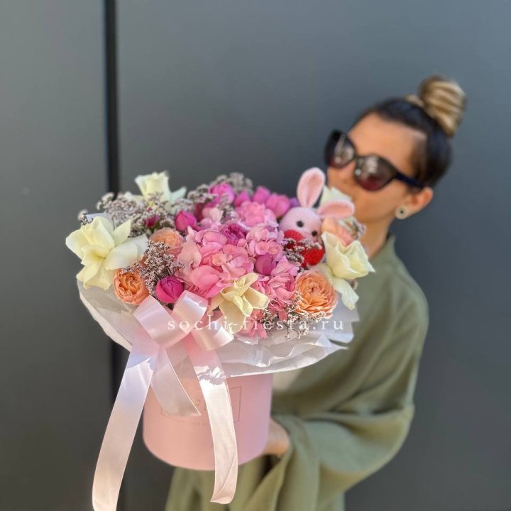 Дизайнерский цилиндр с игрушкой "Лола" в Ярославле