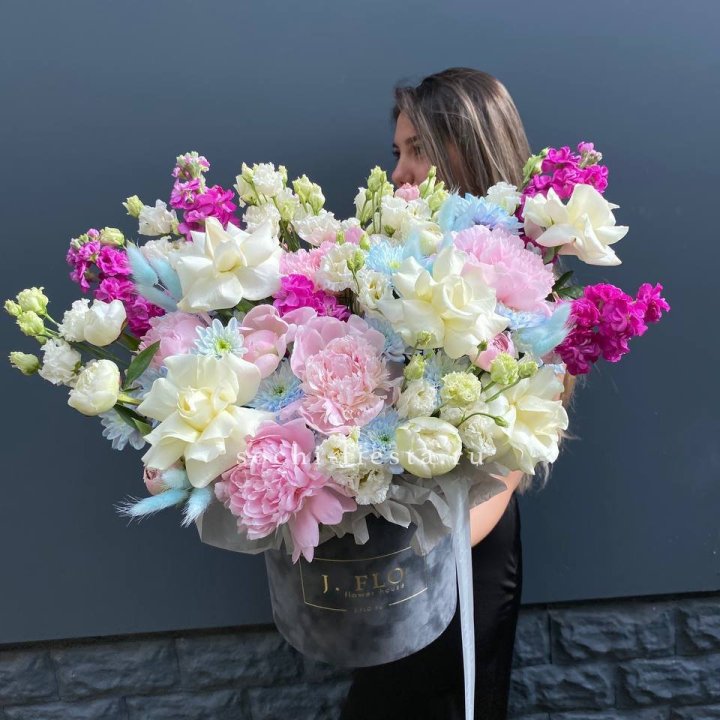 Дизайнерский цилиндр "Пионы гарден" в Ярославле