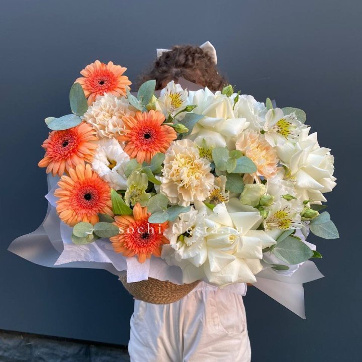 Розы и герберы в джутовом кашпо "Георгино" в Ярославле