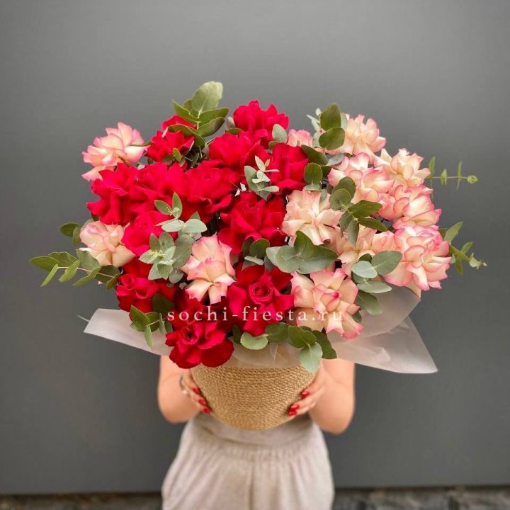 25 Французских роз в джутовом кашпо  в Ярославле