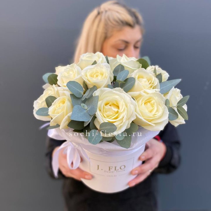 15 белых роз в боксе в Ярославле