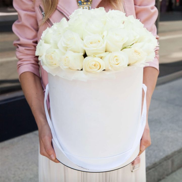 35 белых роз в цилиндре в Ярославле