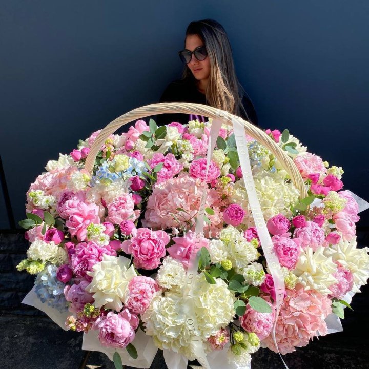 Цветочная корзина из пионов и пионовидных роз "Перфекте" в Ярославле