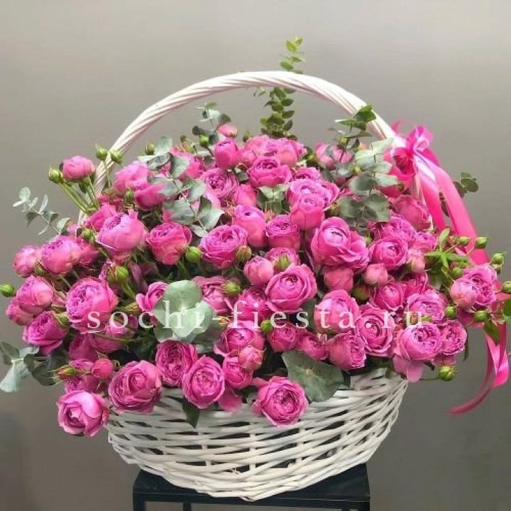 65 пионовидных кустовых роз в корзине в Ярославле