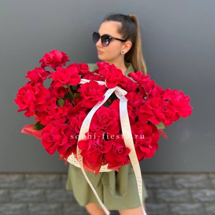 Красные французские розы в корзине в Ярославле