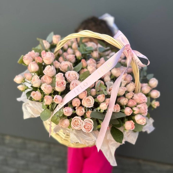 Корзина кустовых пионовидных роз в Ярославле