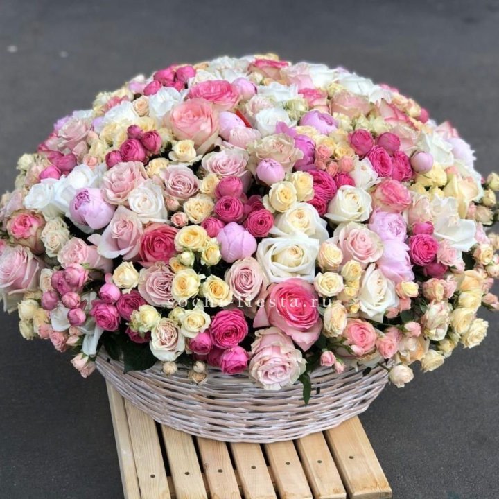 Цветочная корзина из пионов и пионовидных роз "Юниверсити" в Ярославле