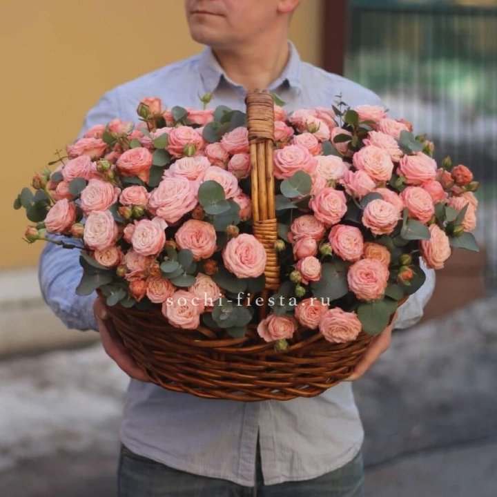 Корзина из 101 пионовидной розы в Ярославле