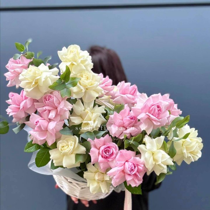 25 Французских роз в корзине в Ярославле