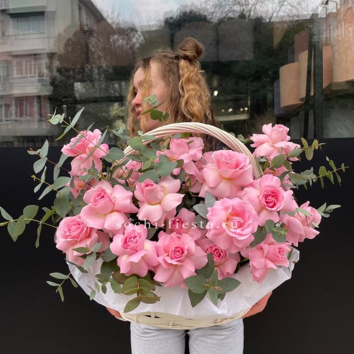 25 роз в цветочной корзине  в Ярославле