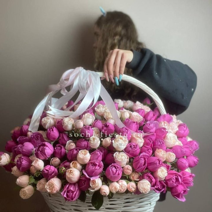 Премиум корзина пионовидных кустовых роз в Ярославле