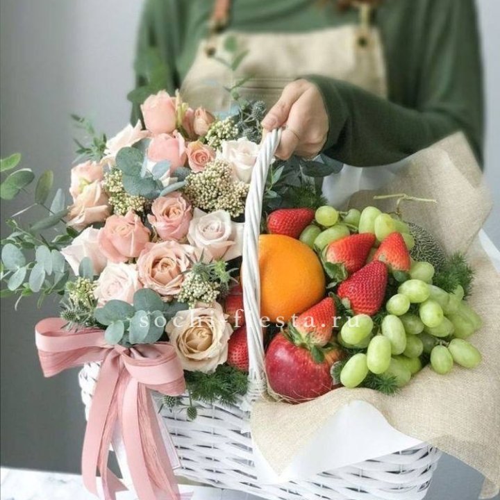 Фруктовая корзина c цветами в Ярославле