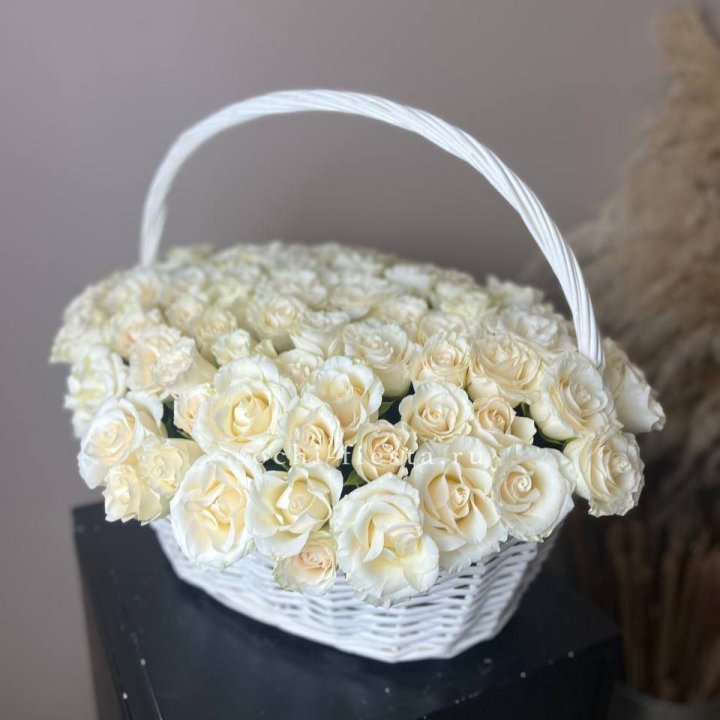 101 белая роза в корзине в Ярославле