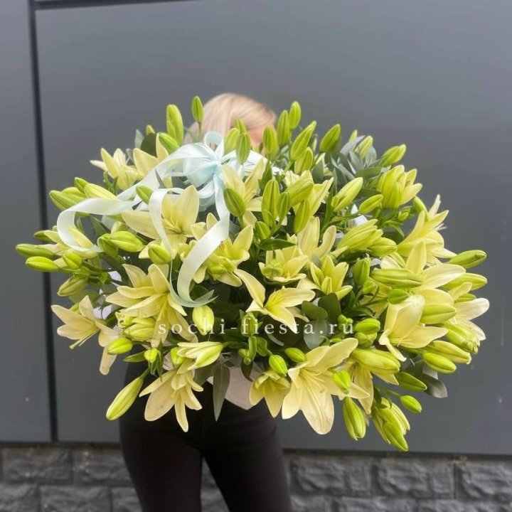 Лилии в корзине в Ярославле