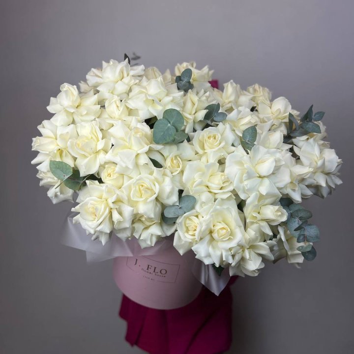 37 белых роз в боксе в Ярославле