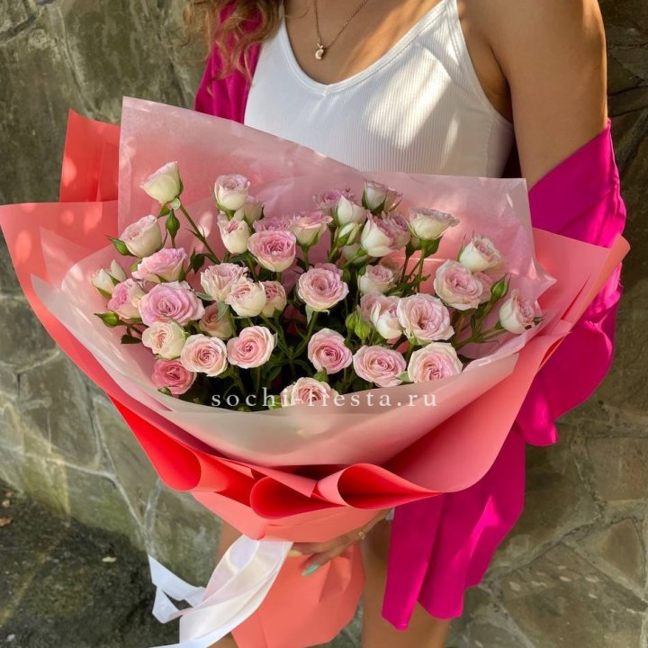 Розовые кустовые розы в Ярославле