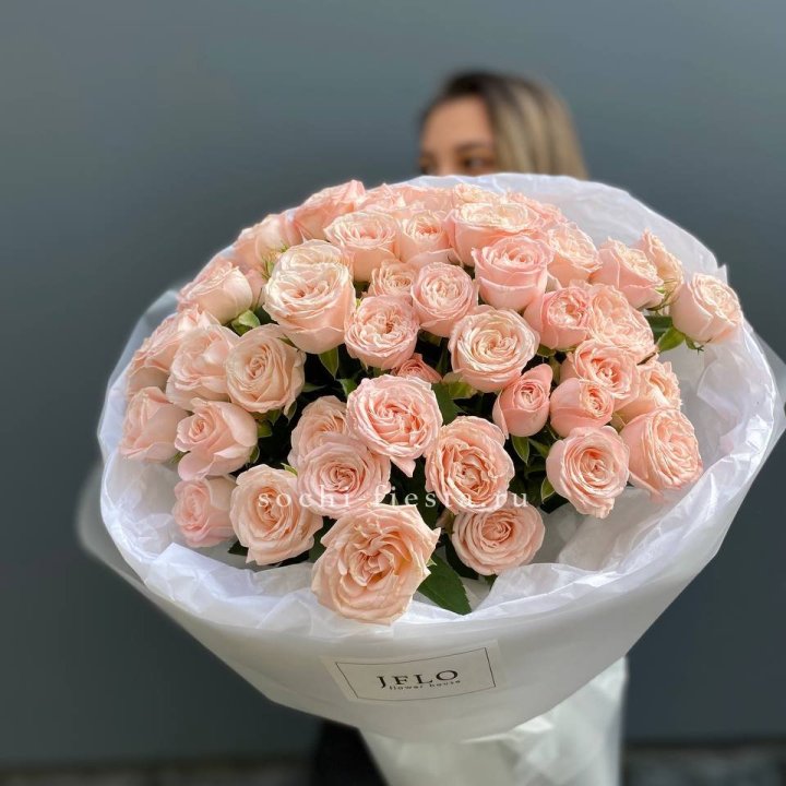 Букет кустовых роз Бомбастик с доставкой в Ярославле