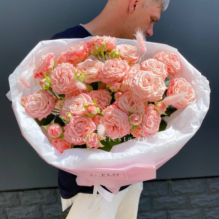 Пионовидные розы Мадам Бомбастик в Ярославле