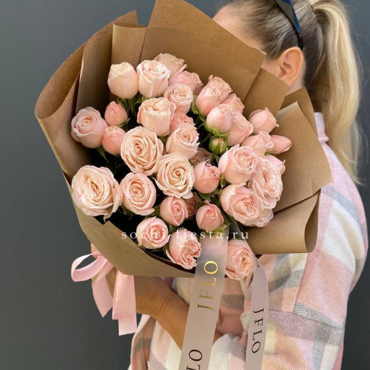 Кустовые розы Бомбастик в крафте в Ярославле