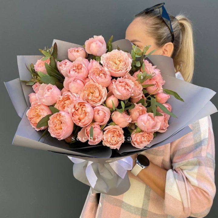 Букет с пионовидными розами "Пивайн" в Ярославле