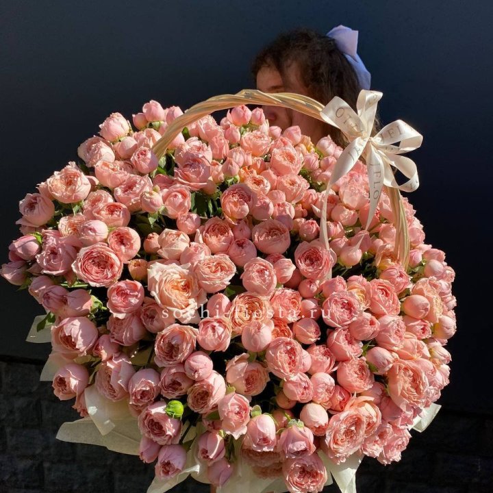 Корзина из пионовидных роз в Ярославле