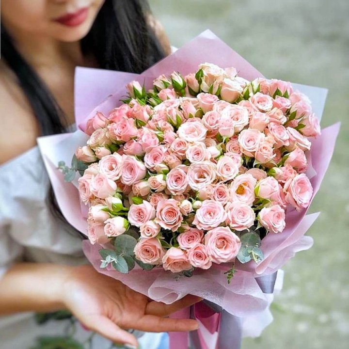 Кустовые розы с эвкалиптом в Ярославле