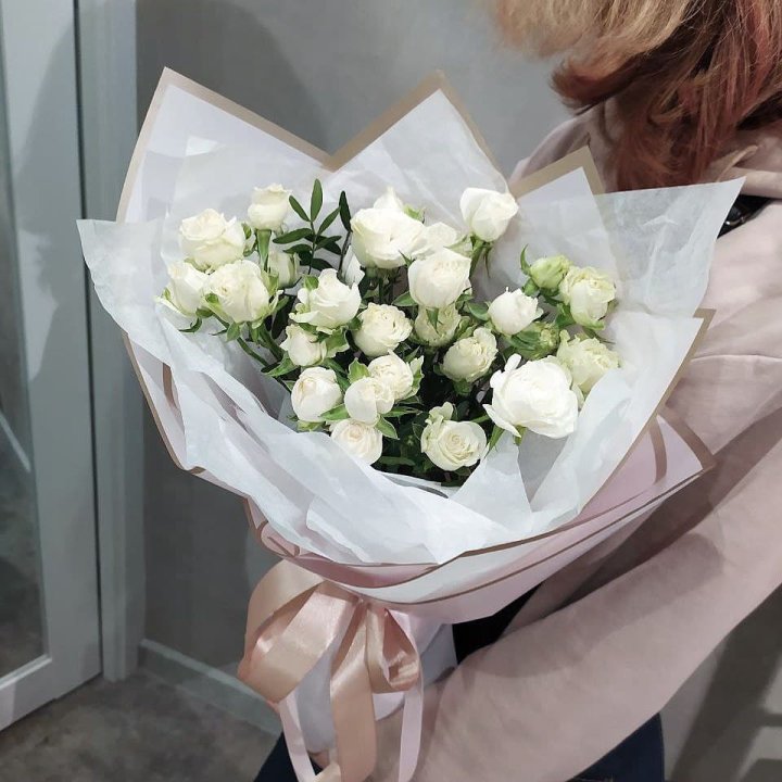 Белоснежные кустовые розы в Ярославле