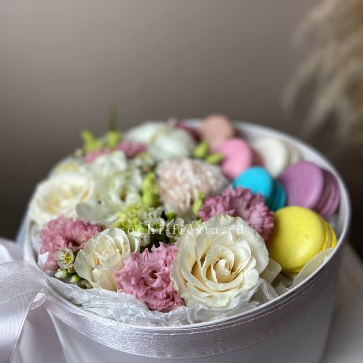 Цветы в цилиндре с макаронс "Прованс" в Ярославле