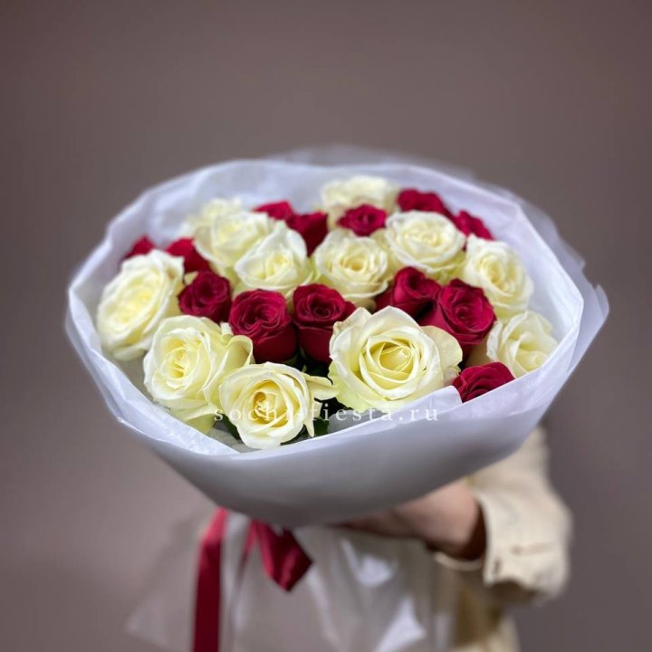Букет их красных и белых 25 роз в Ярославле