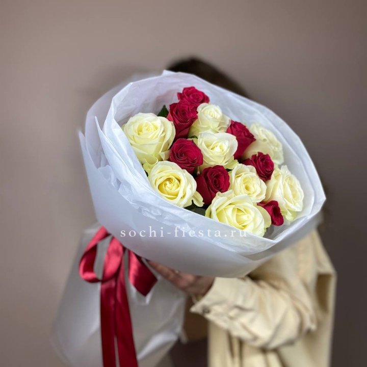 Букет из красных белых 15 роз в Ярославле