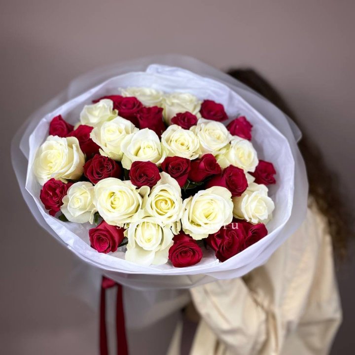 Букет из красных белых 35 роз в Ярославле