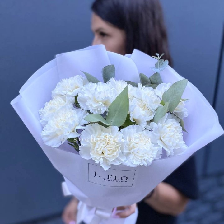 Букет белых диантусов с эвкалиптом в Ярославле