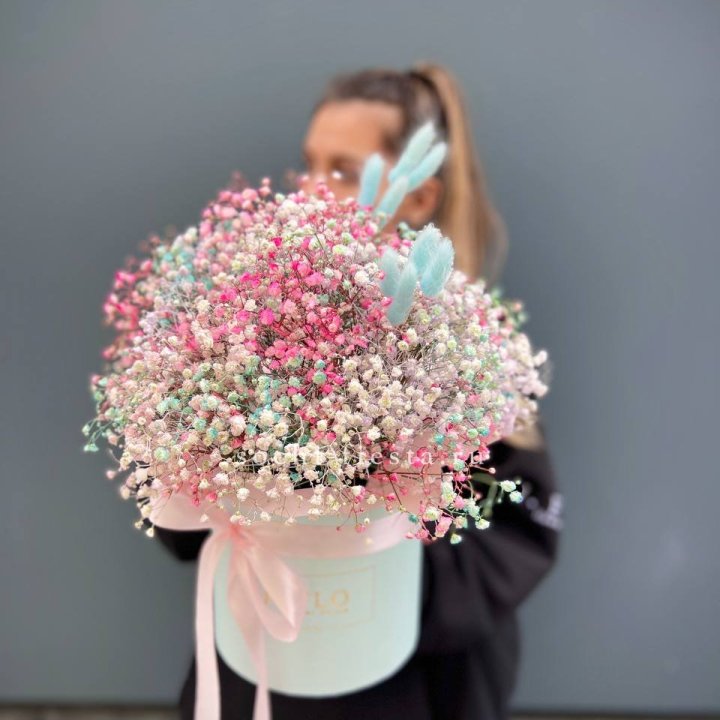 9 Радужных гипсофилы в шляпной коробке в Ярославле